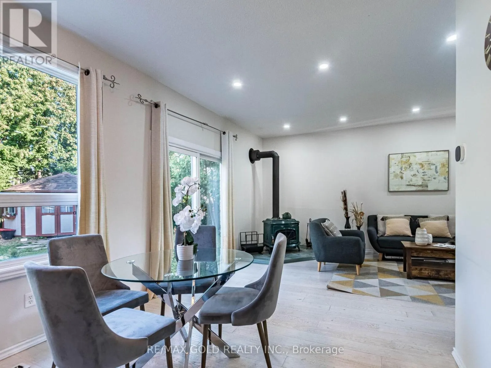 30 LONGBOURNE CRESCENT