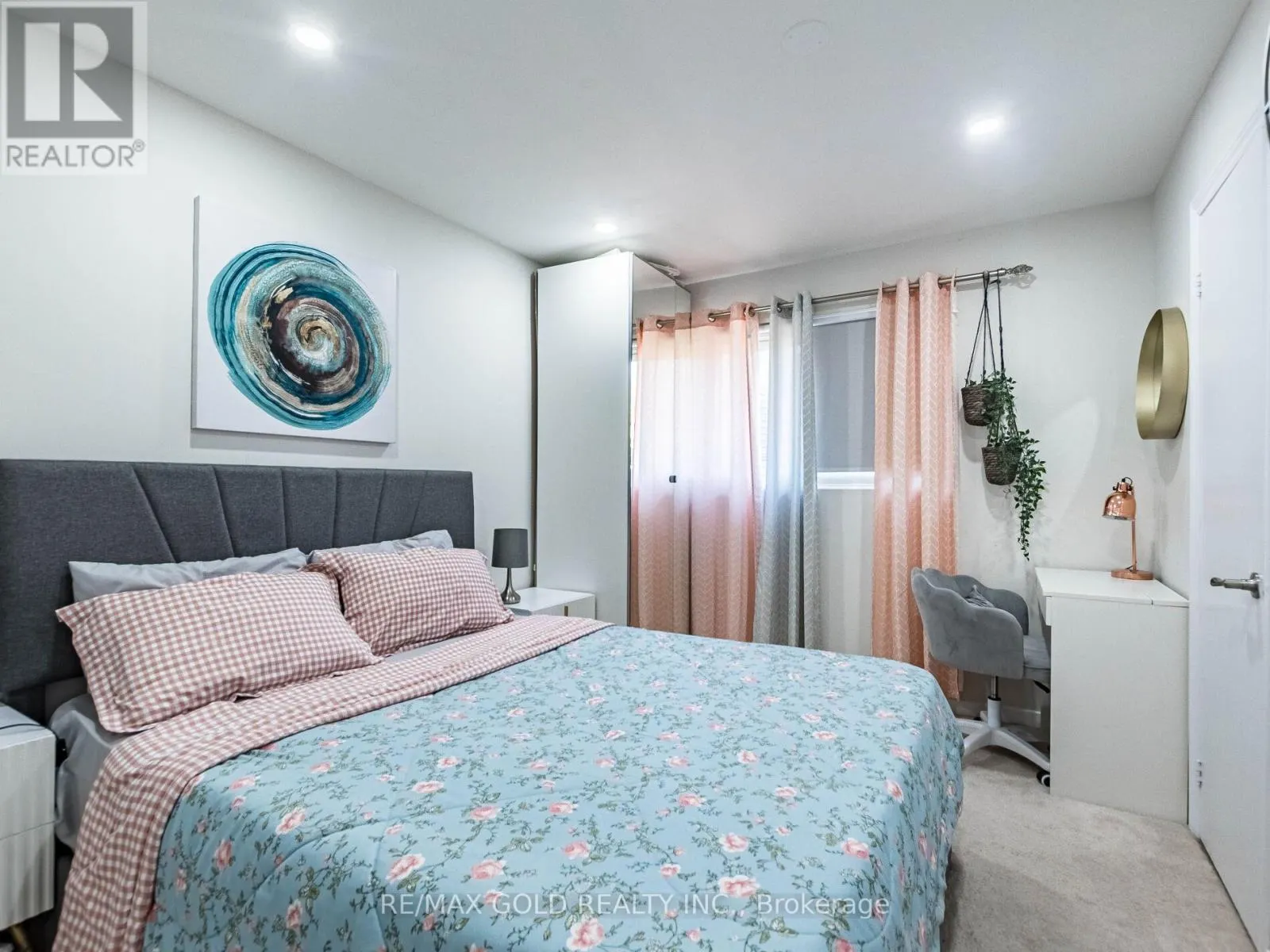 30 LONGBOURNE CRESCENT