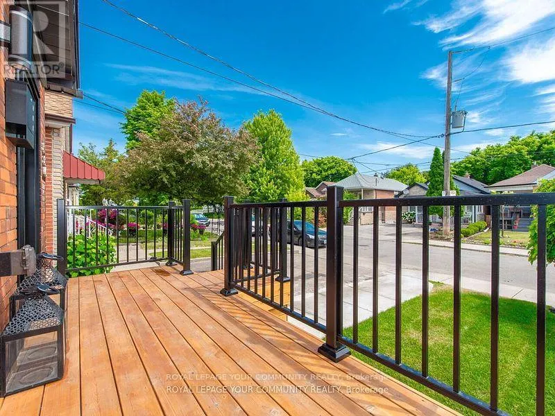886 RUNNYMEDE ROAD
