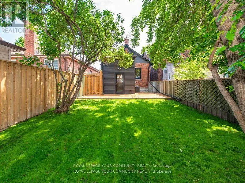 886 RUNNYMEDE ROAD