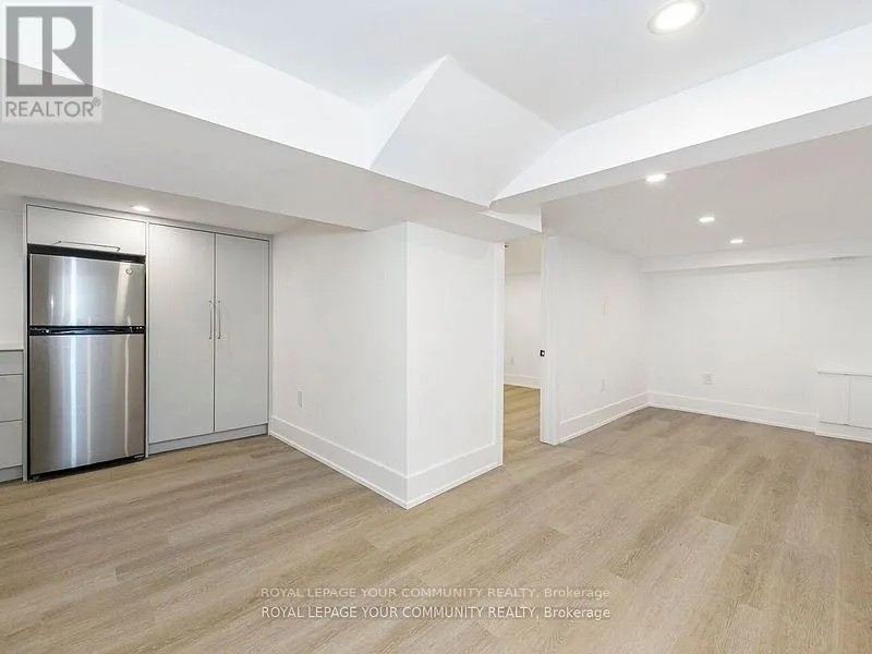 886 RUNNYMEDE ROAD