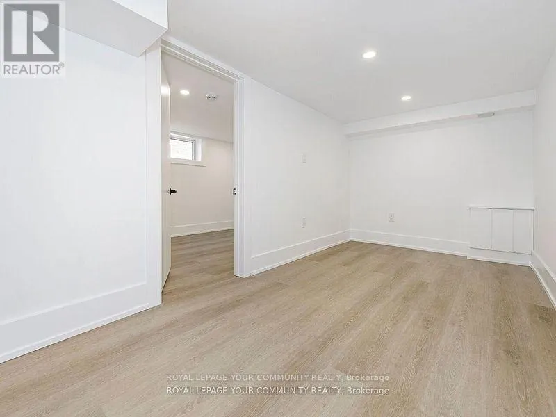 886 RUNNYMEDE ROAD