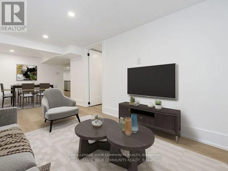 886 RUNNYMEDE ROAD