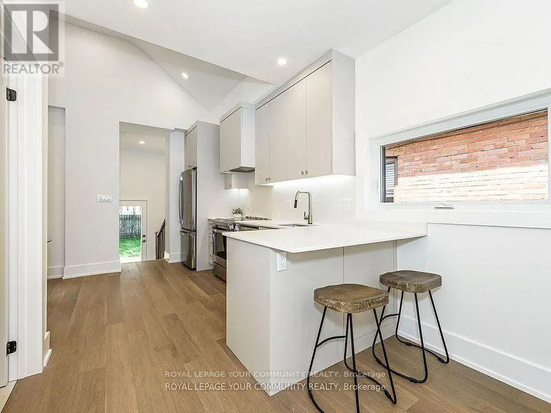 886 RUNNYMEDE ROAD