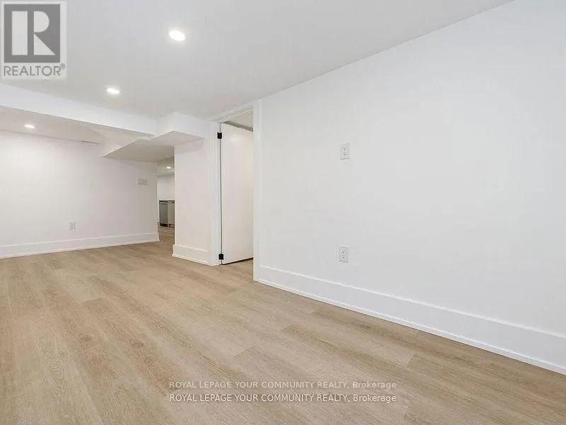 886 RUNNYMEDE ROAD