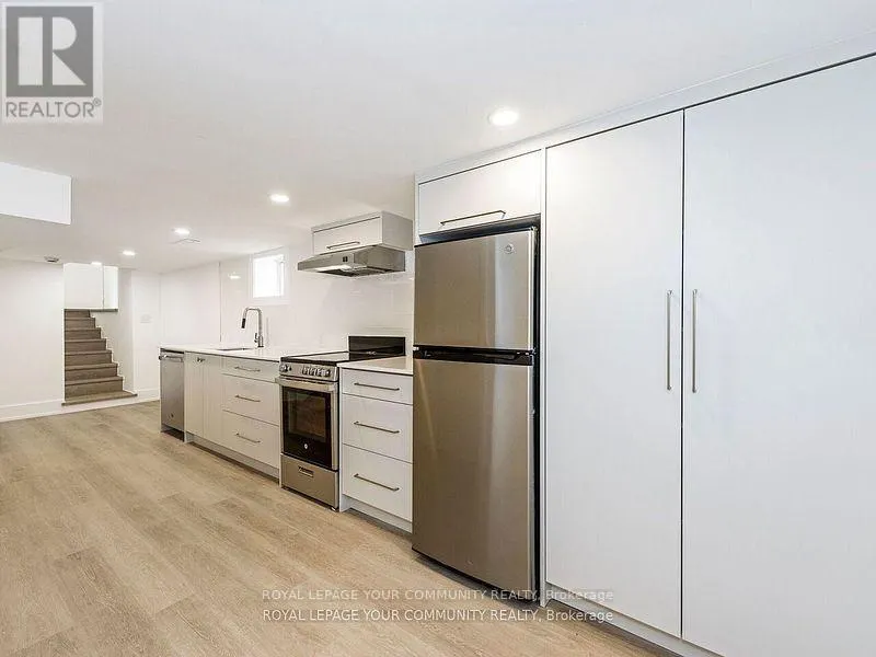 886 RUNNYMEDE ROAD