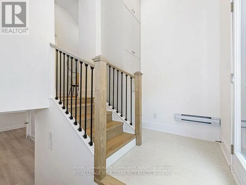 886 RUNNYMEDE ROAD