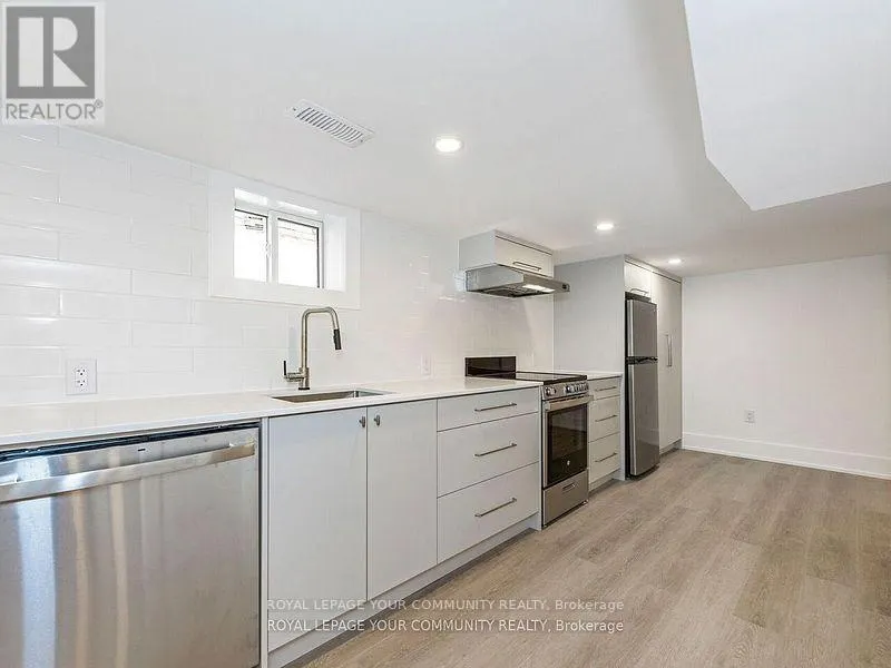 886 RUNNYMEDE ROAD