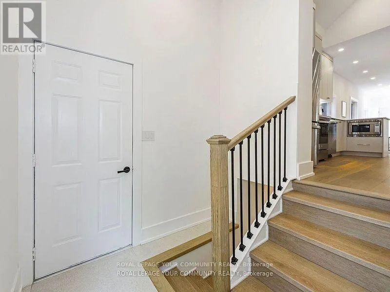 886 RUNNYMEDE ROAD