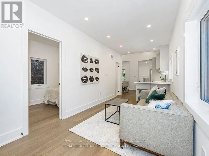 886 RUNNYMEDE ROAD