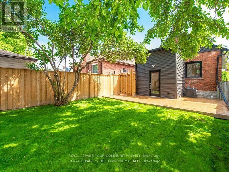 886 RUNNYMEDE ROAD