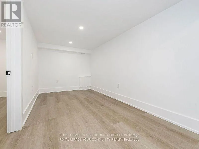 886 RUNNYMEDE ROAD