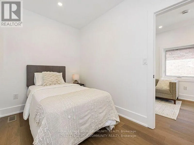 886 RUNNYMEDE ROAD