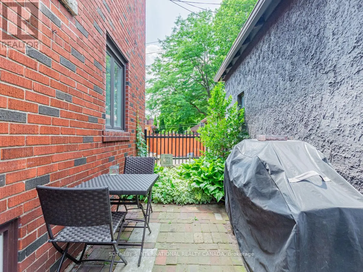 UPPER - 2 LARKIN AVENUE