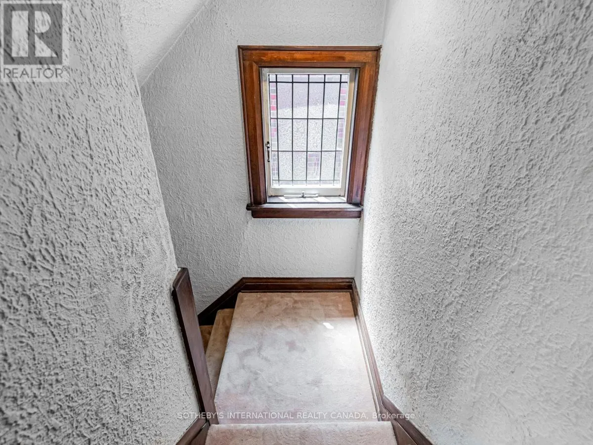 UPPER - 2 LARKIN AVENUE
