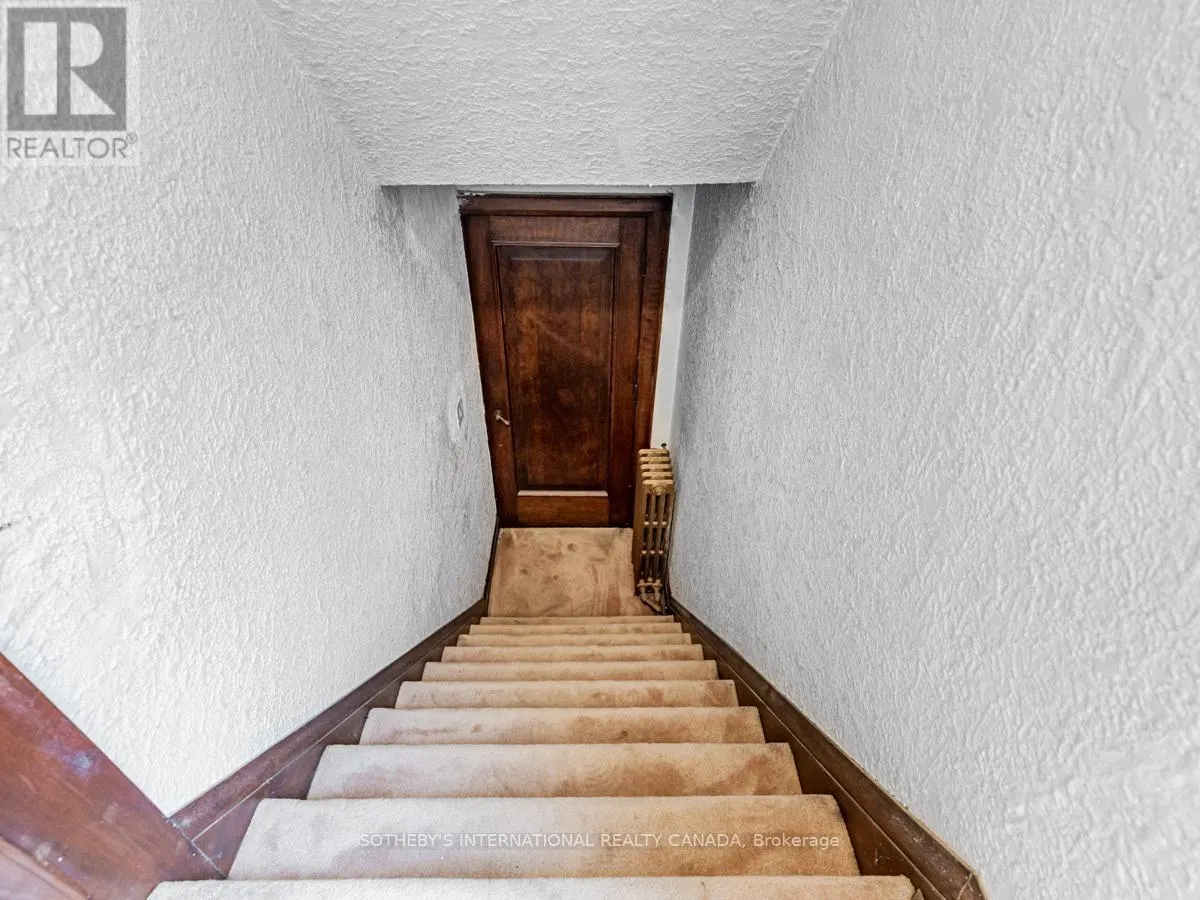 UPPER - 2 LARKIN AVENUE