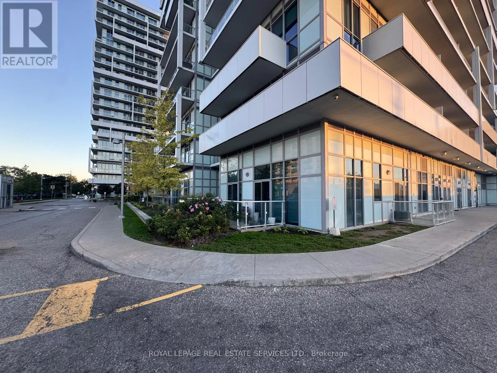 1906 - 65 SPEERS ROAD E
