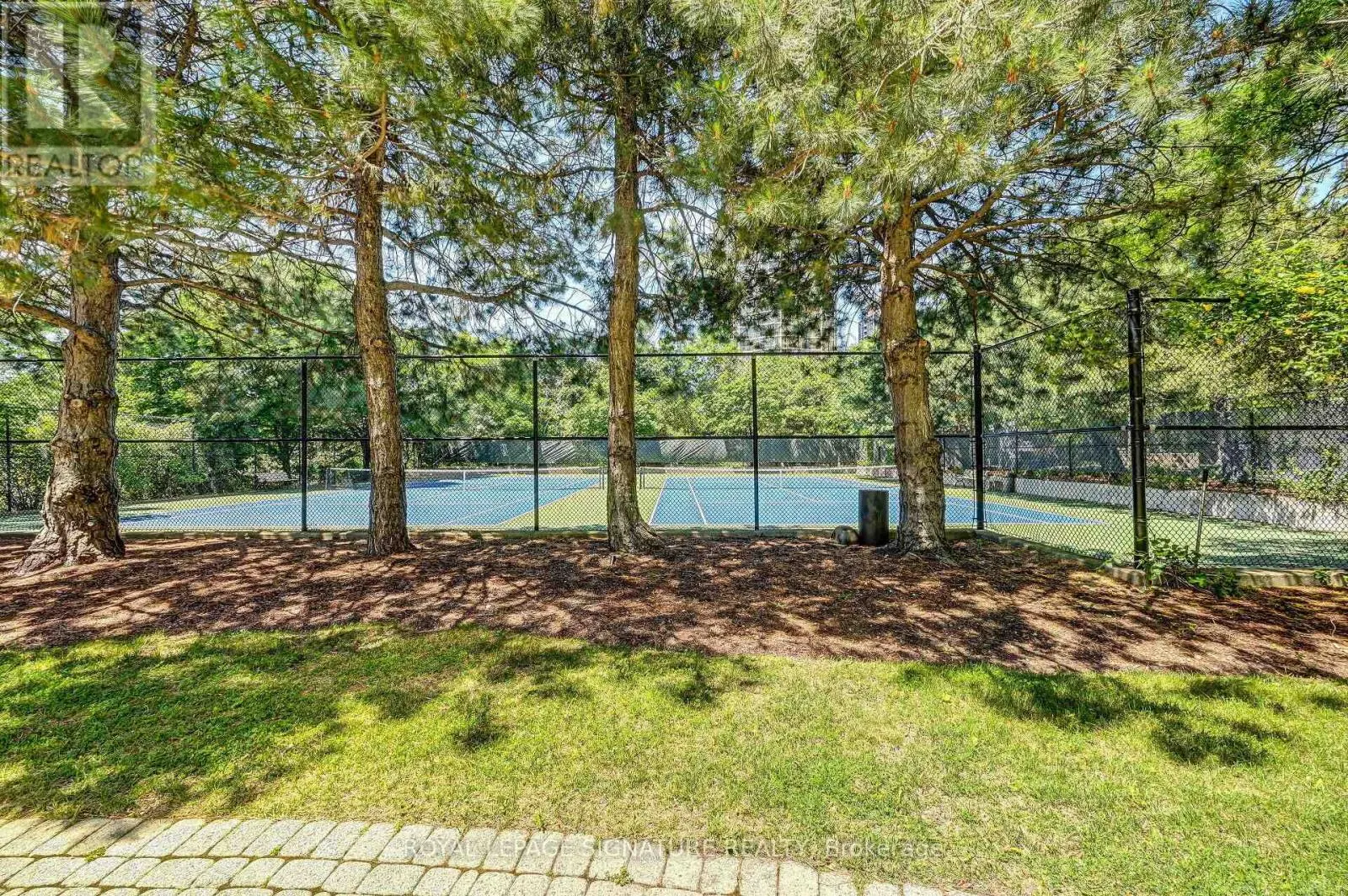 811 - 45 KINGSBRIDGE GARDEN CIRCLE