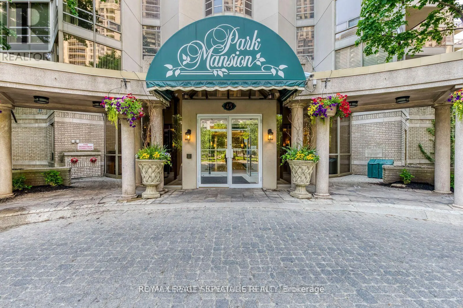 811 - 45 KINGSBRIDGE GARDEN CIRCLE