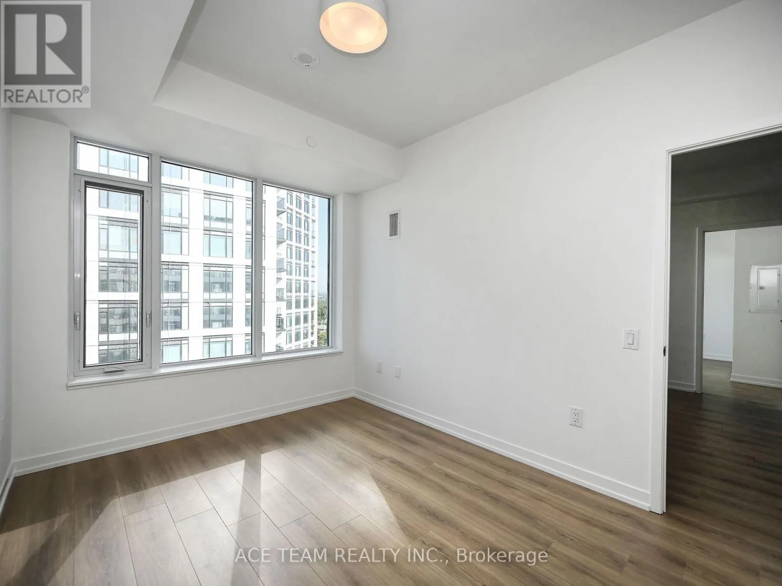 1404 - 2485 EGLINTON AVENUE W