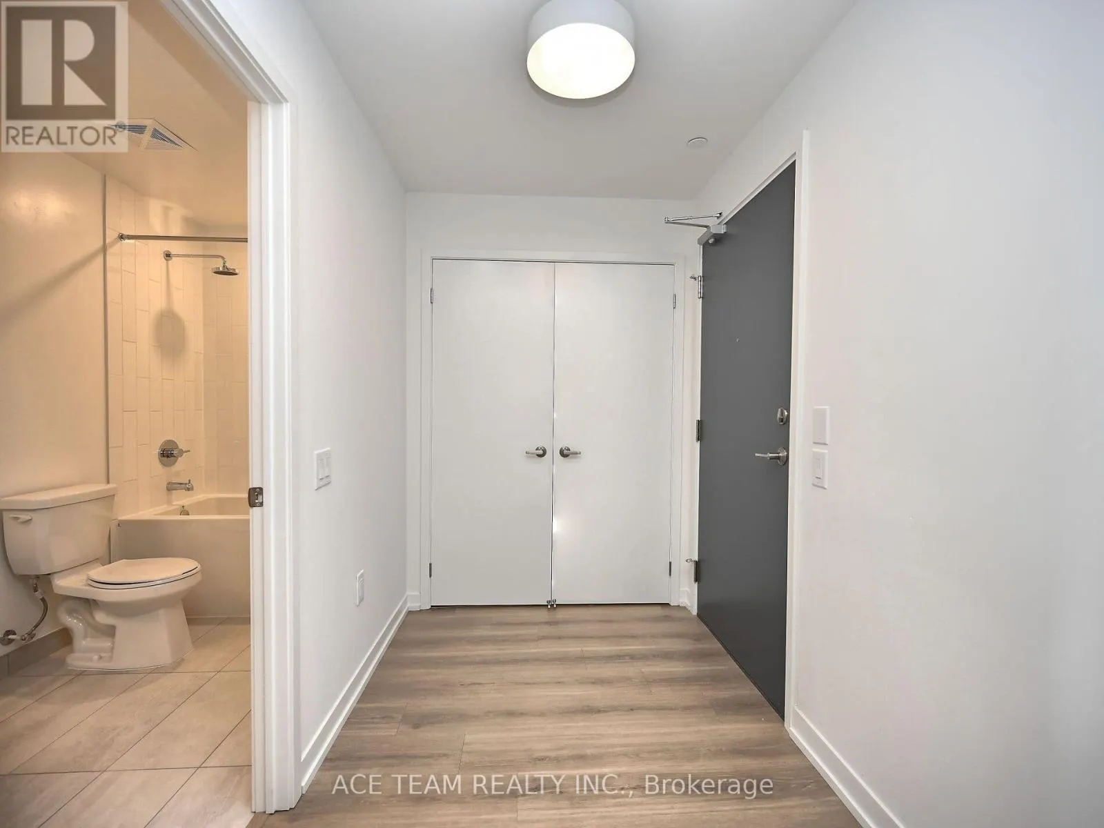 1404 - 2485 EGLINTON AVENUE W