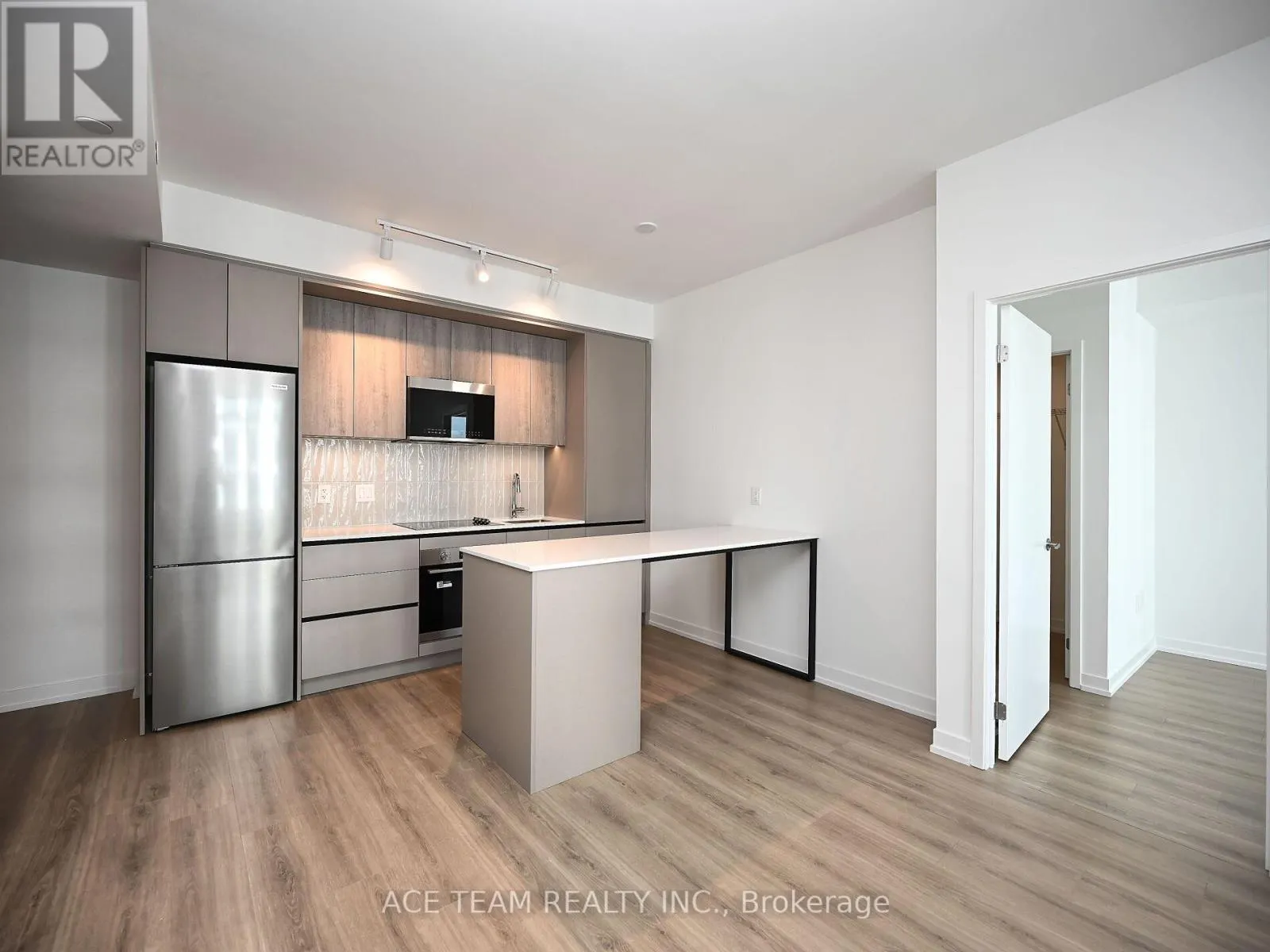 1404 - 2485 EGLINTON AVENUE W