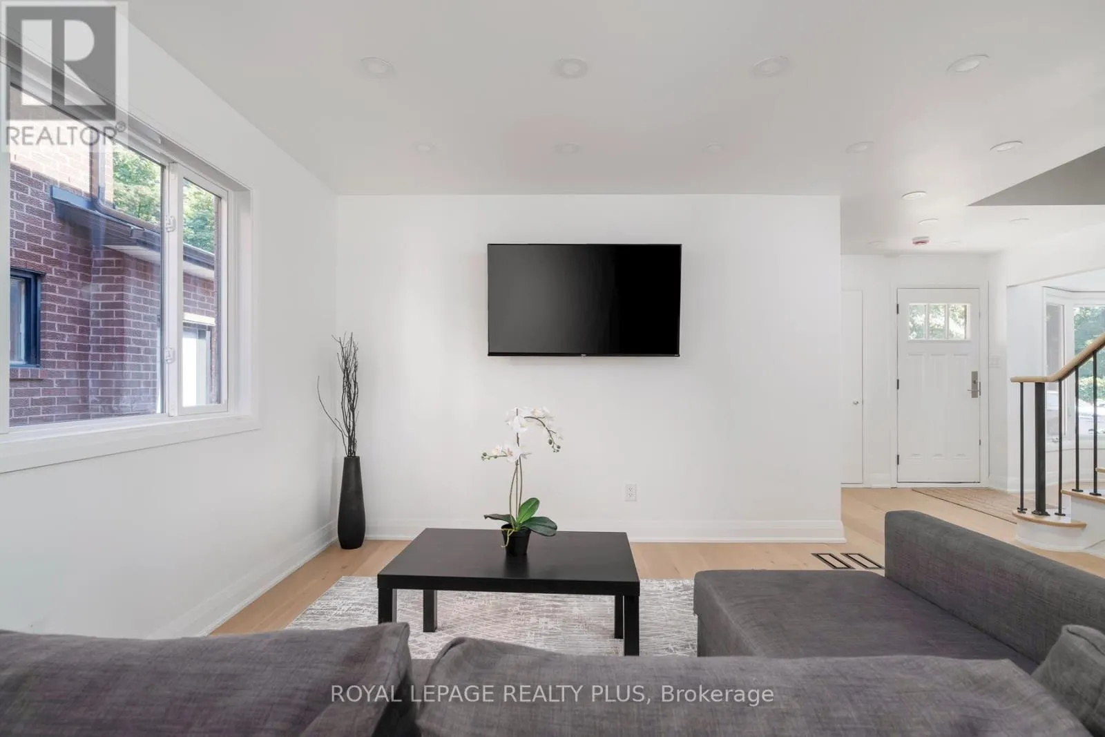 1079 HEDGE DRIVE