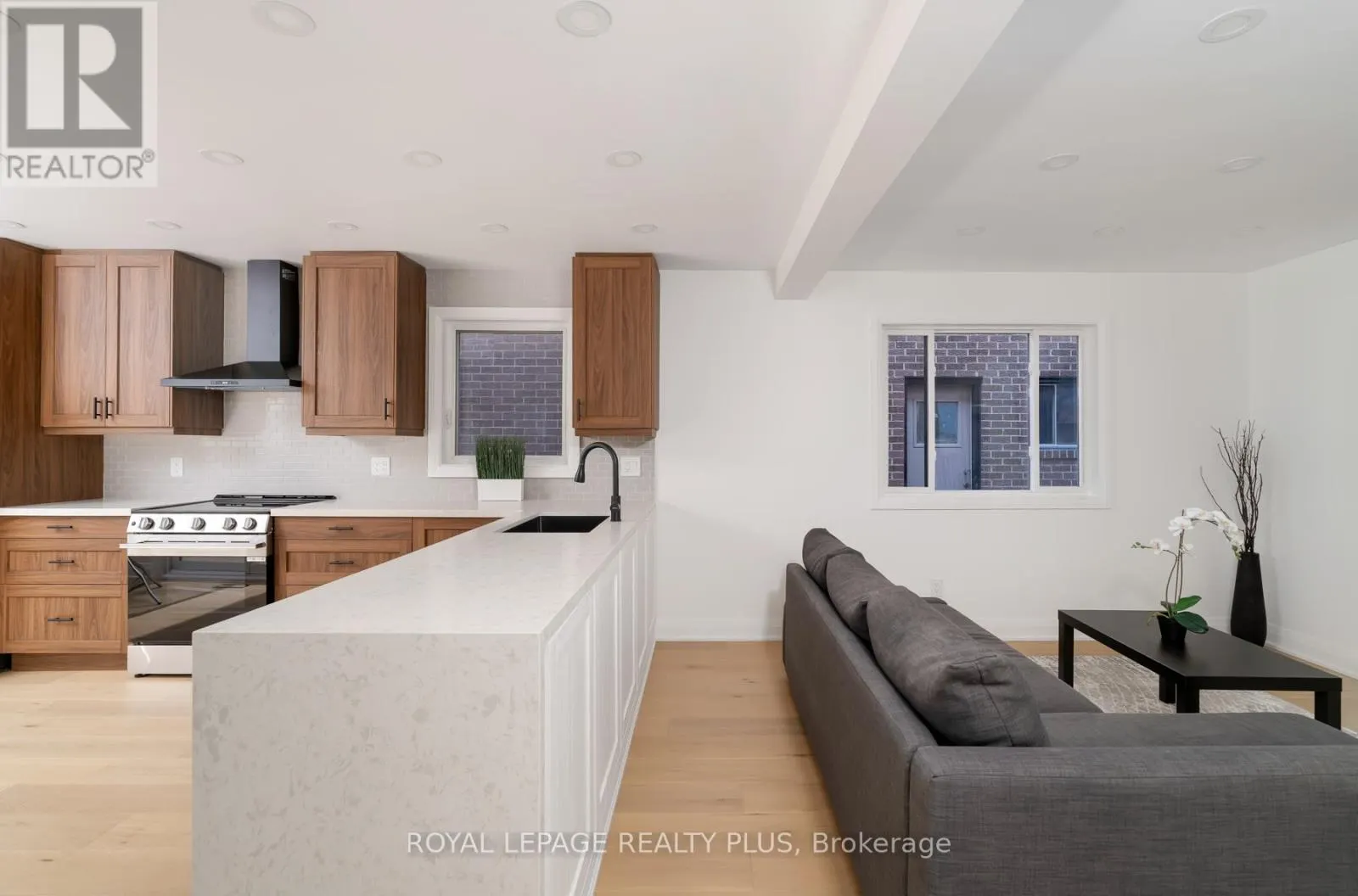 1079 HEDGE DRIVE