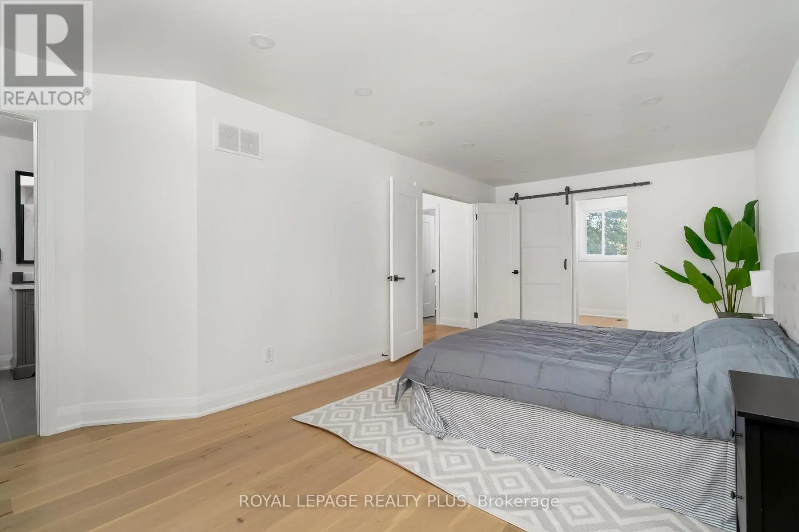 1079 HEDGE DRIVE