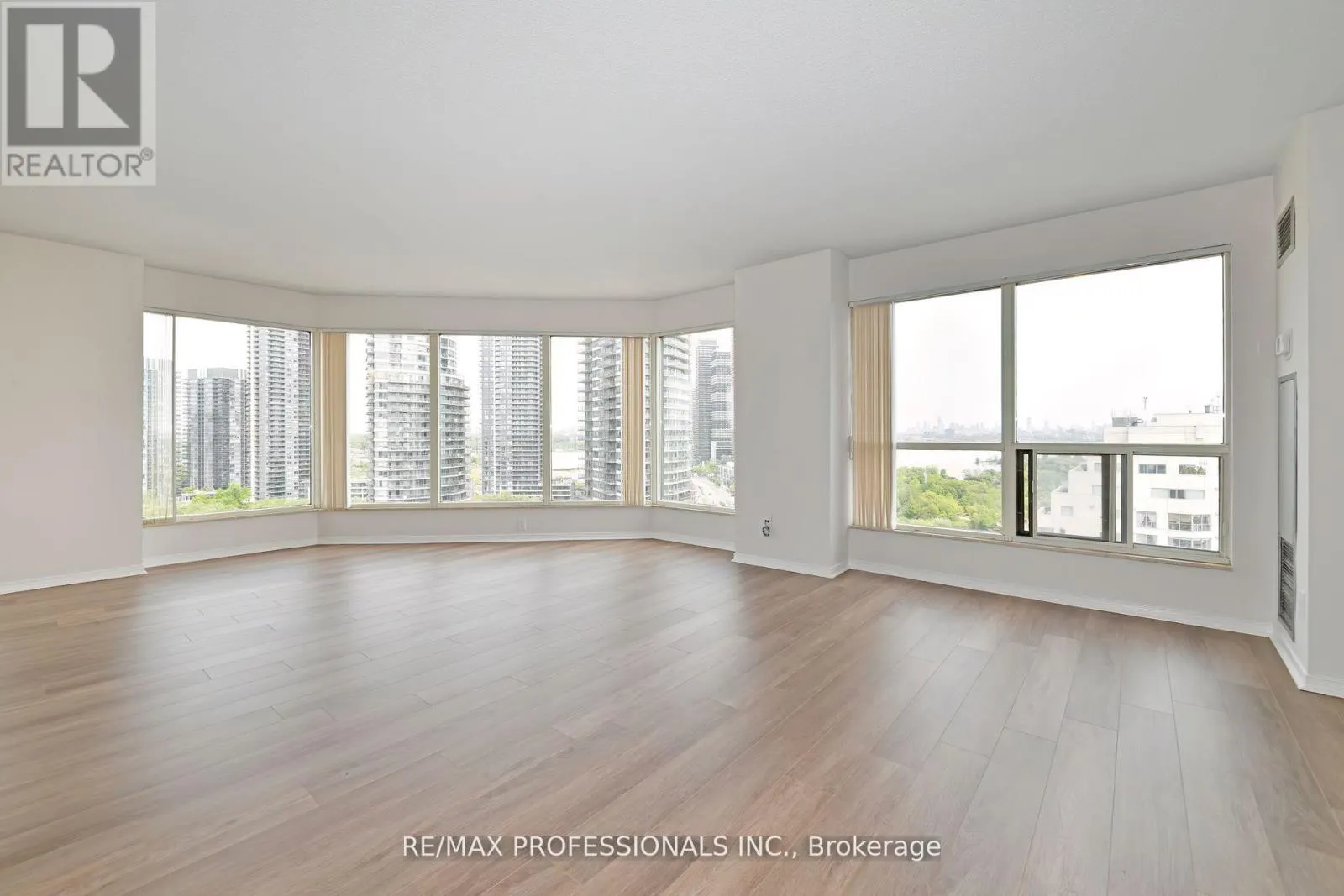 2004 - 2269 LAKESHORE BOULEVARD W