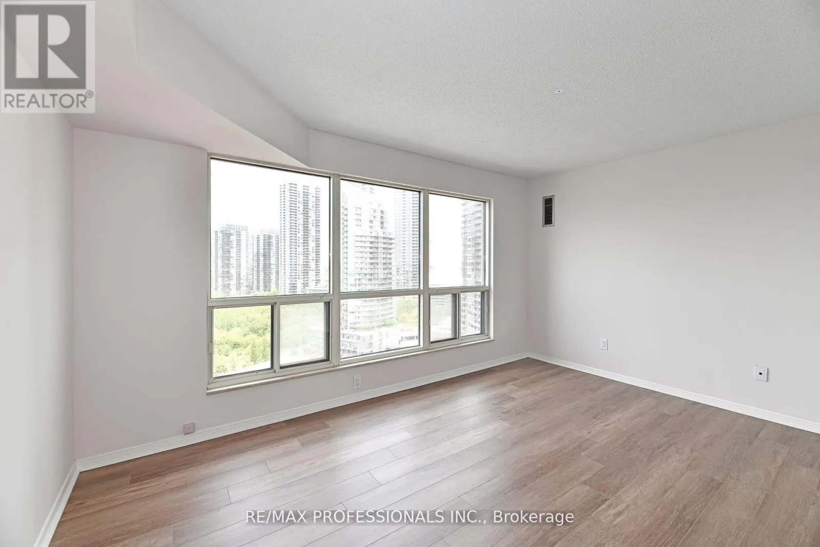 2004 - 2269 LAKESHORE BOULEVARD W