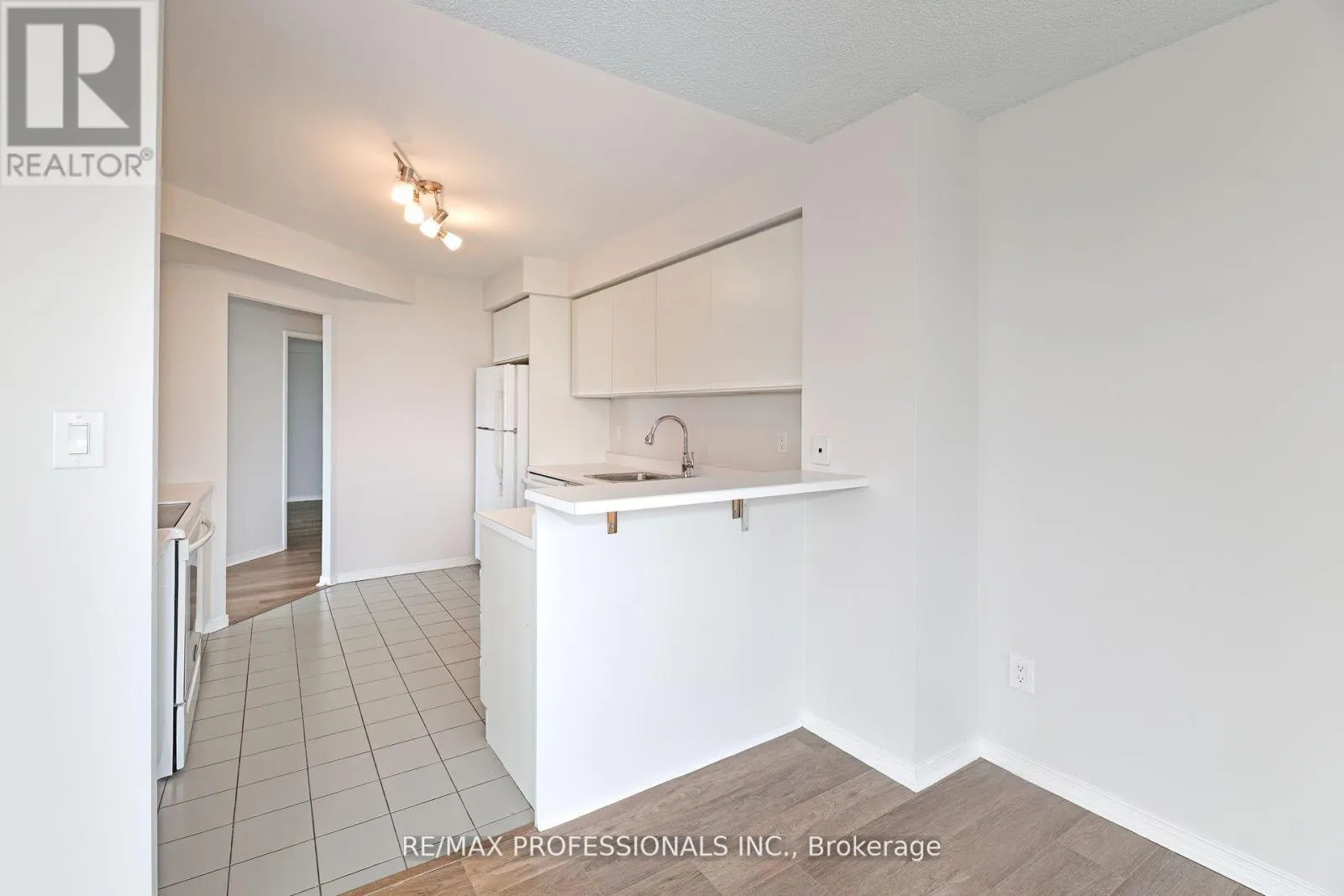 2004 - 2269 LAKESHORE BOULEVARD W