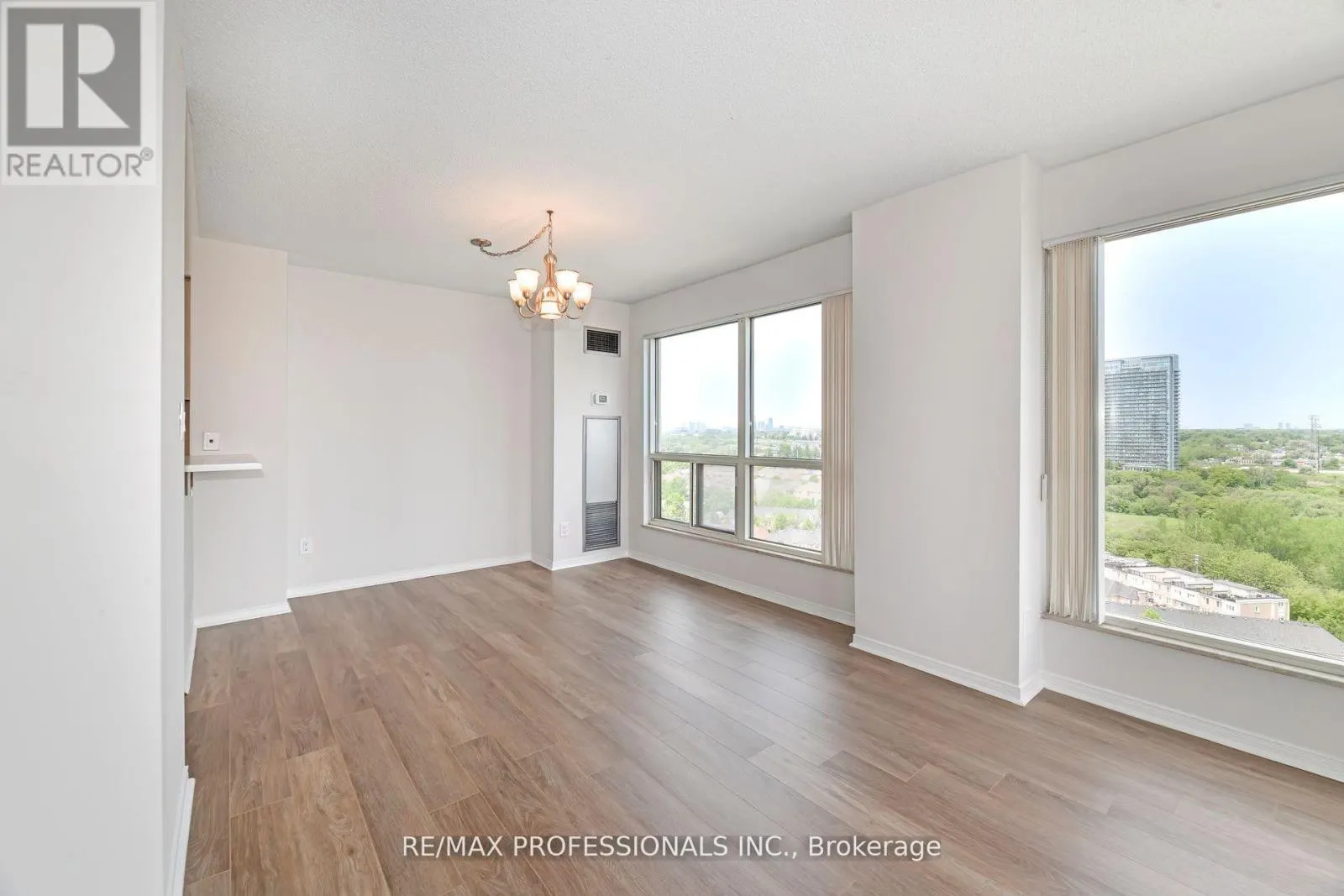 2004 - 2269 LAKESHORE BOULEVARD W