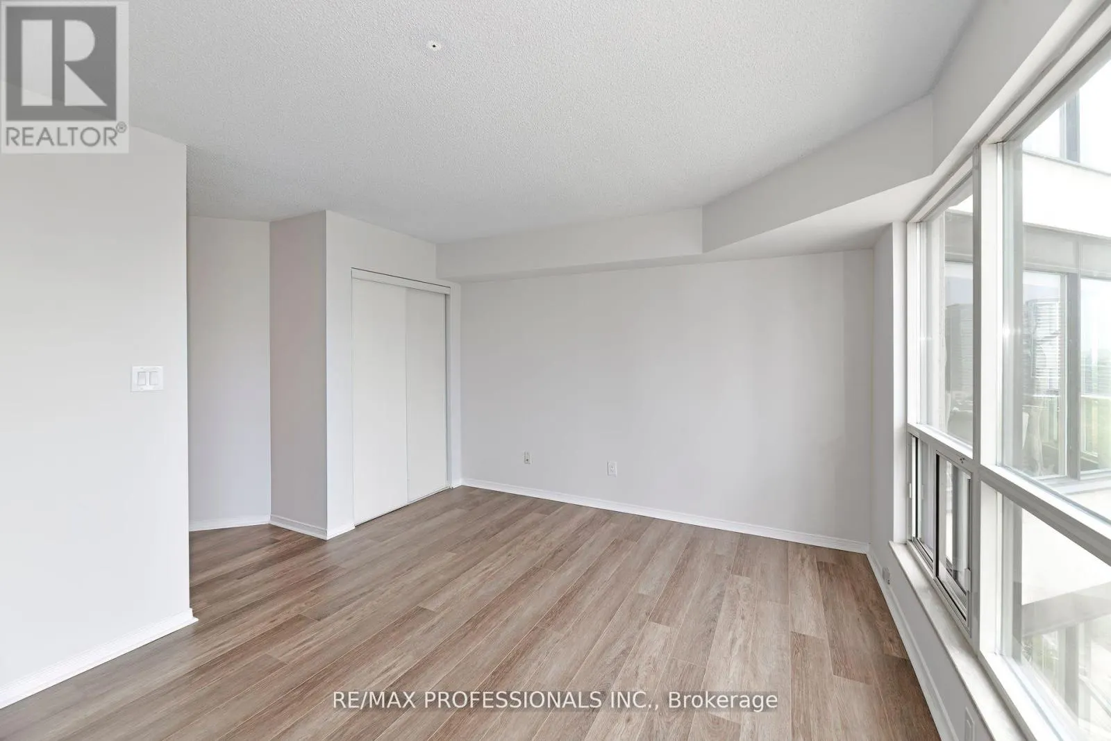 2004 - 2269 LAKESHORE BOULEVARD W