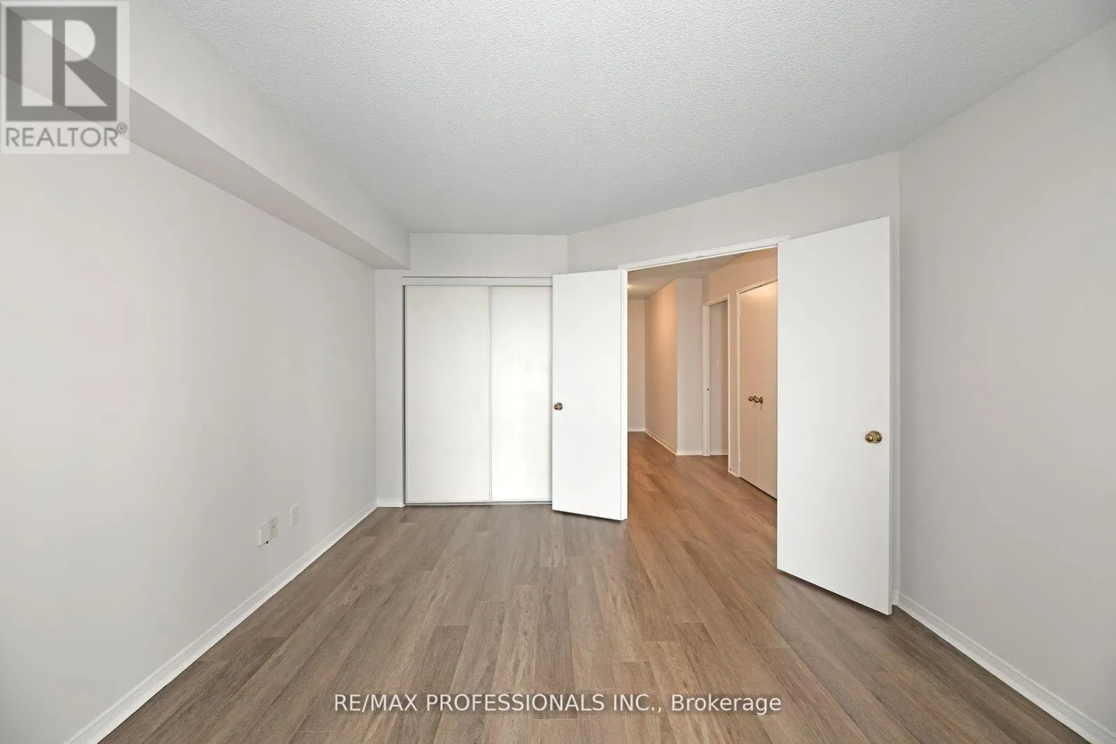 2004 - 2269 LAKESHORE BOULEVARD W
