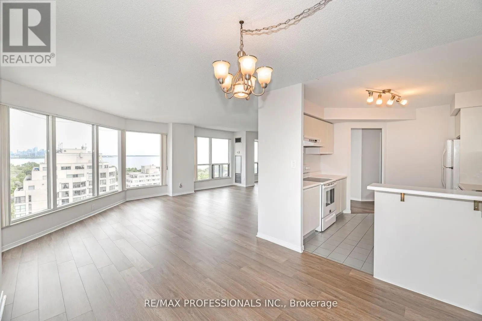 2004 - 2269 LAKESHORE BOULEVARD W