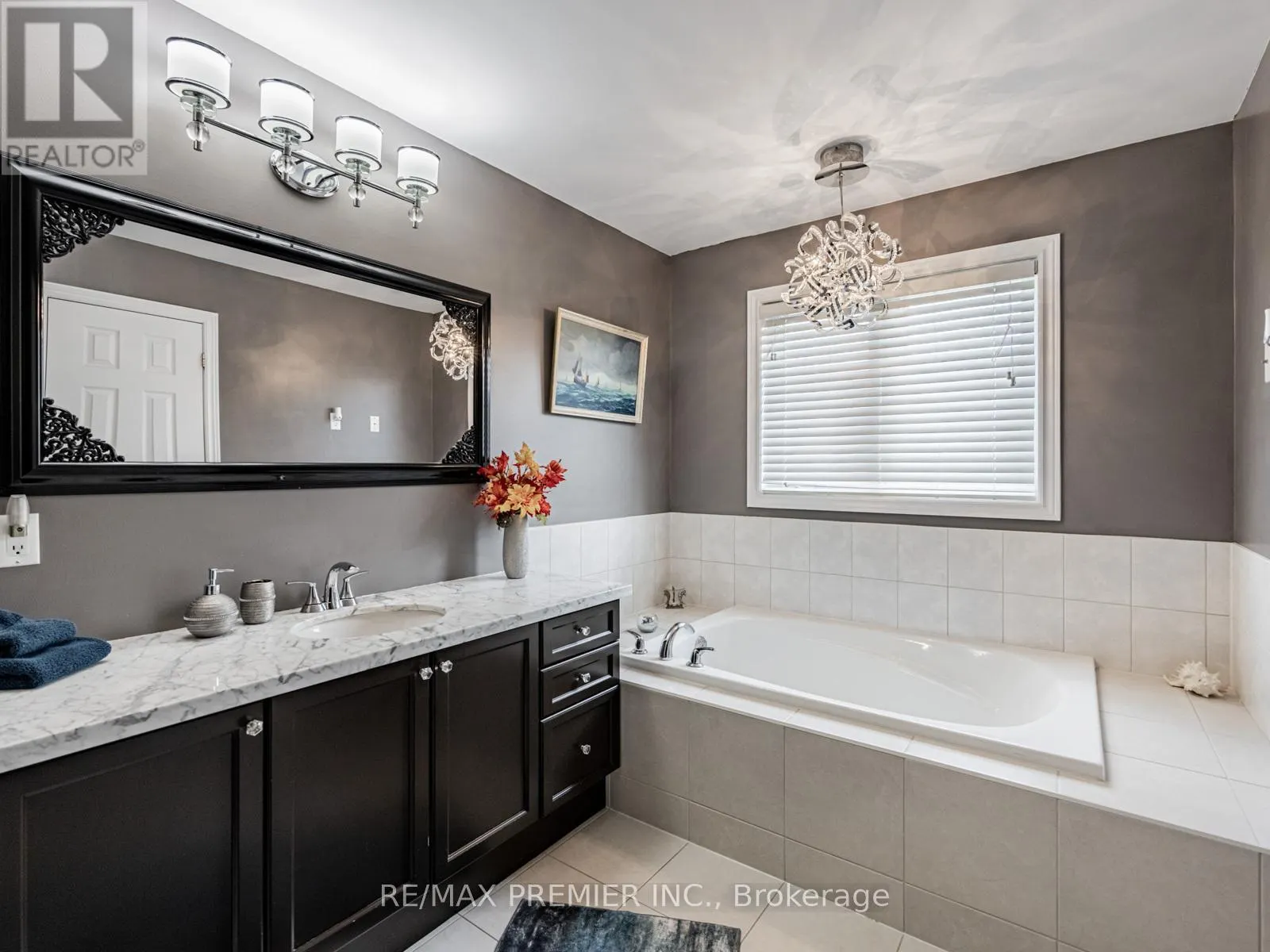 935 TRANSOM CRESCENT