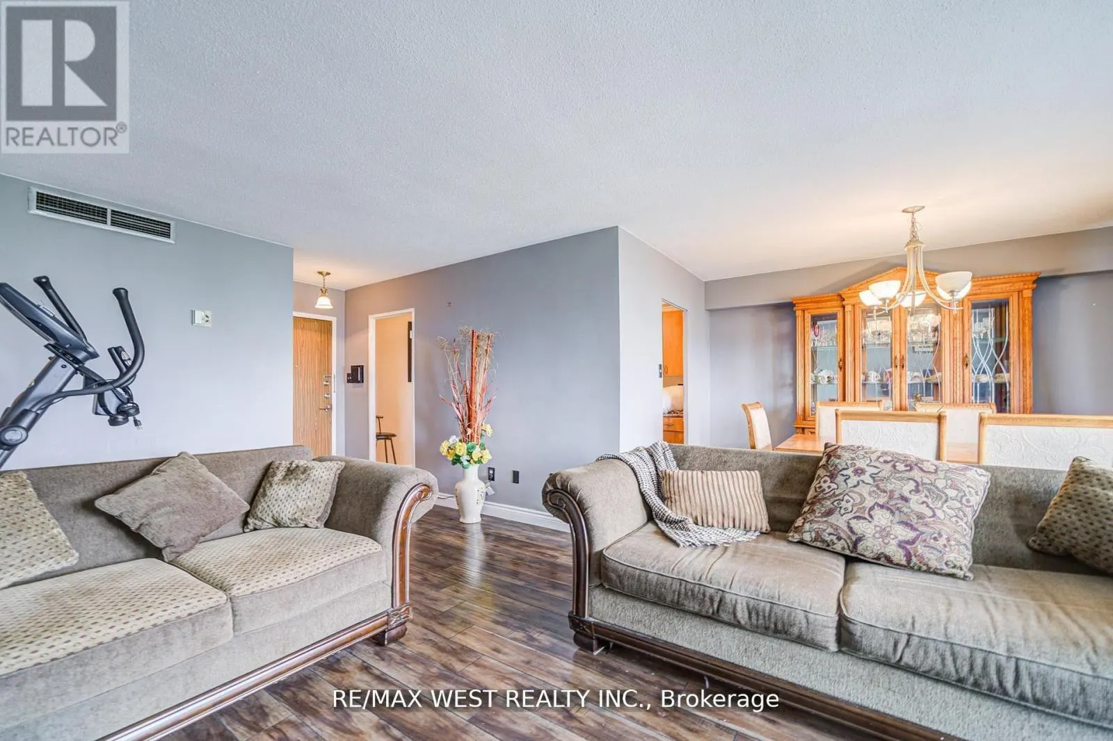 606 - 44 LONGBOURNE DRIVE