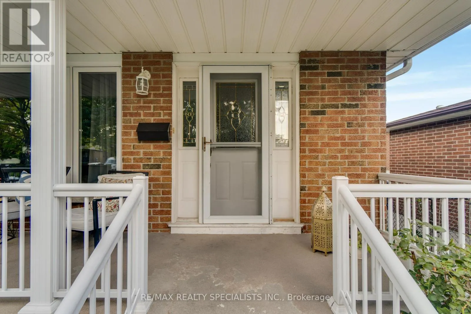 8 MALCOLM CRESCENT