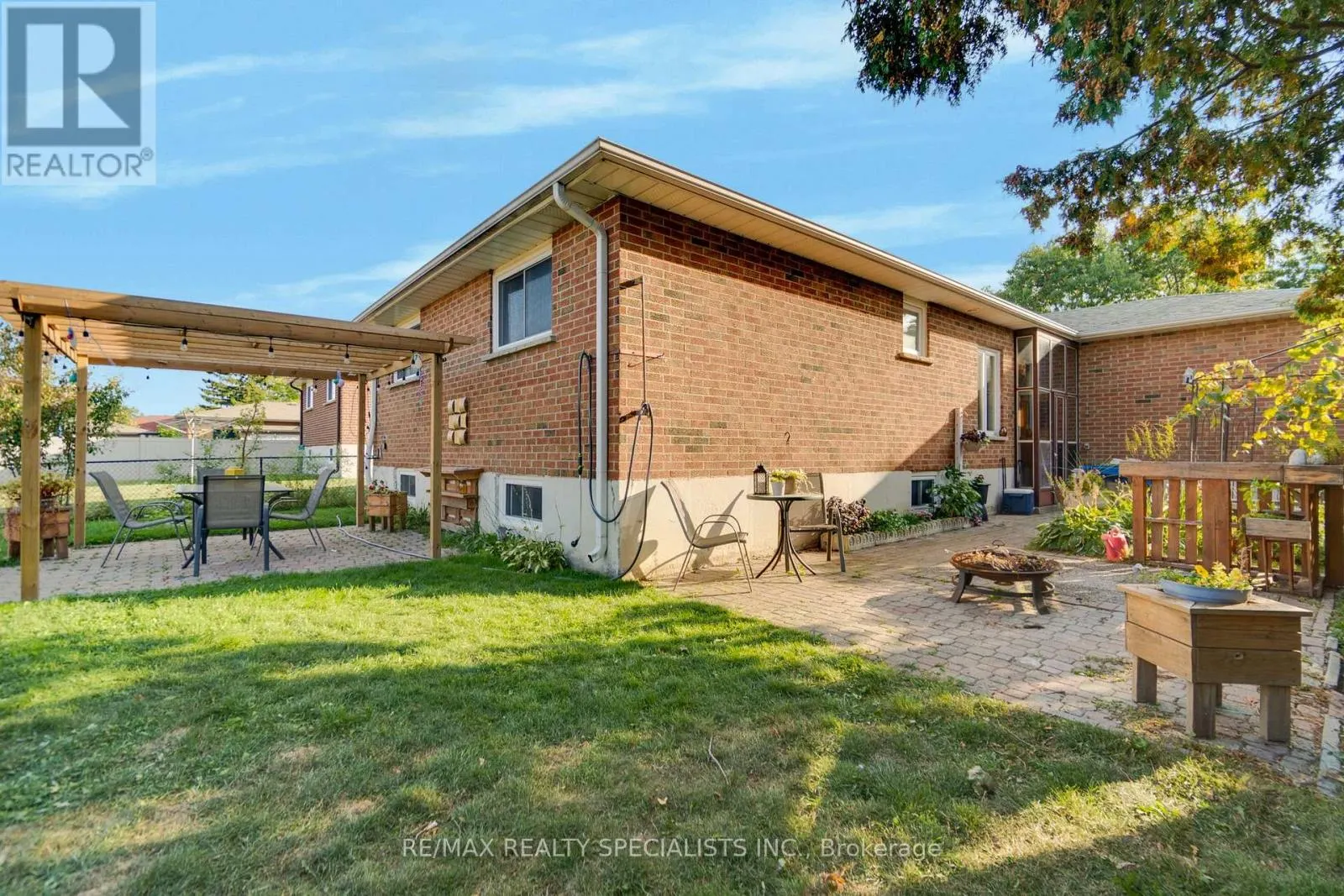 8 MALCOLM CRESCENT