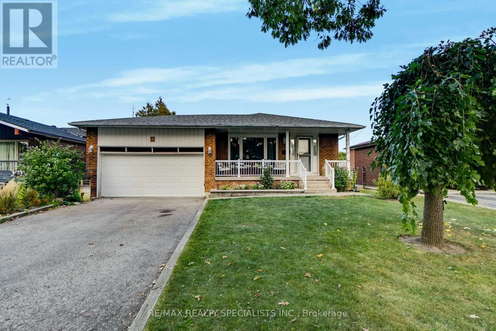 8 MALCOLM CRESCENT