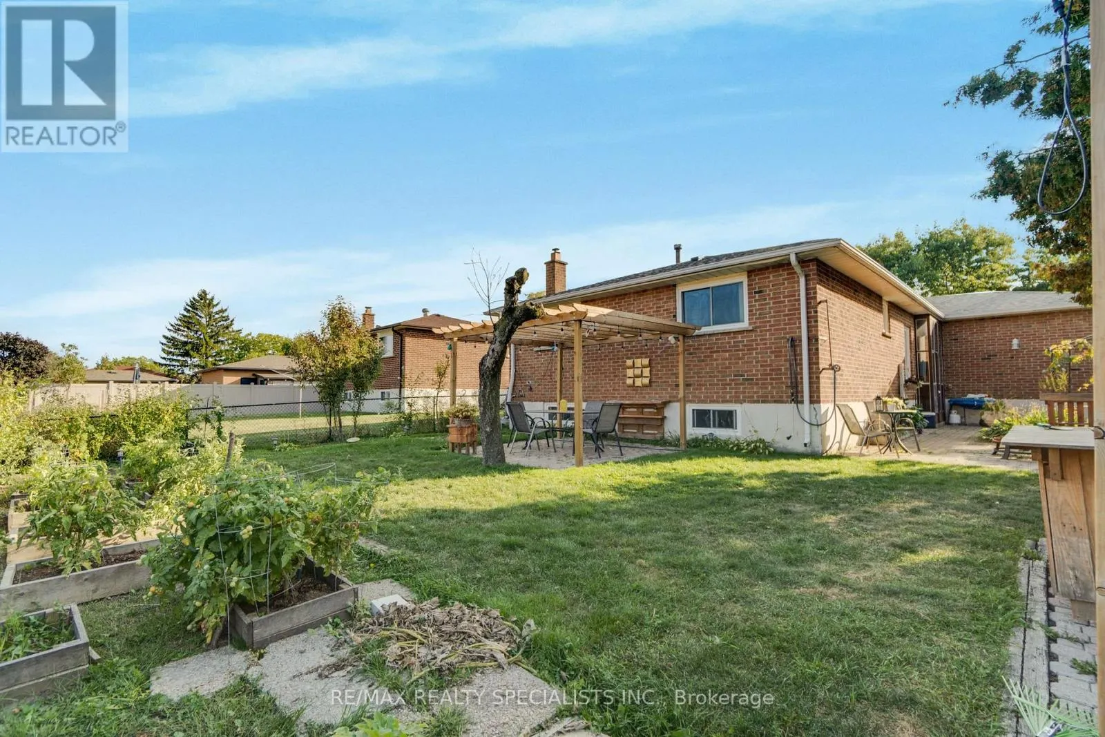 8 MALCOLM CRESCENT
