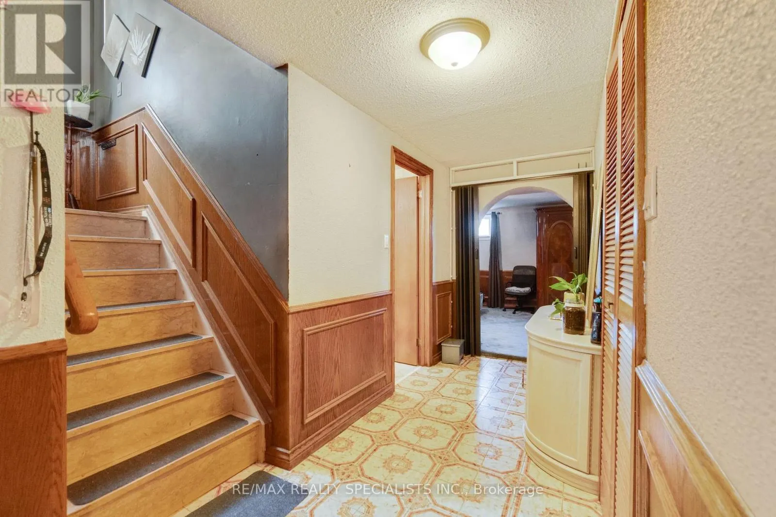 8 MALCOLM CRESCENT