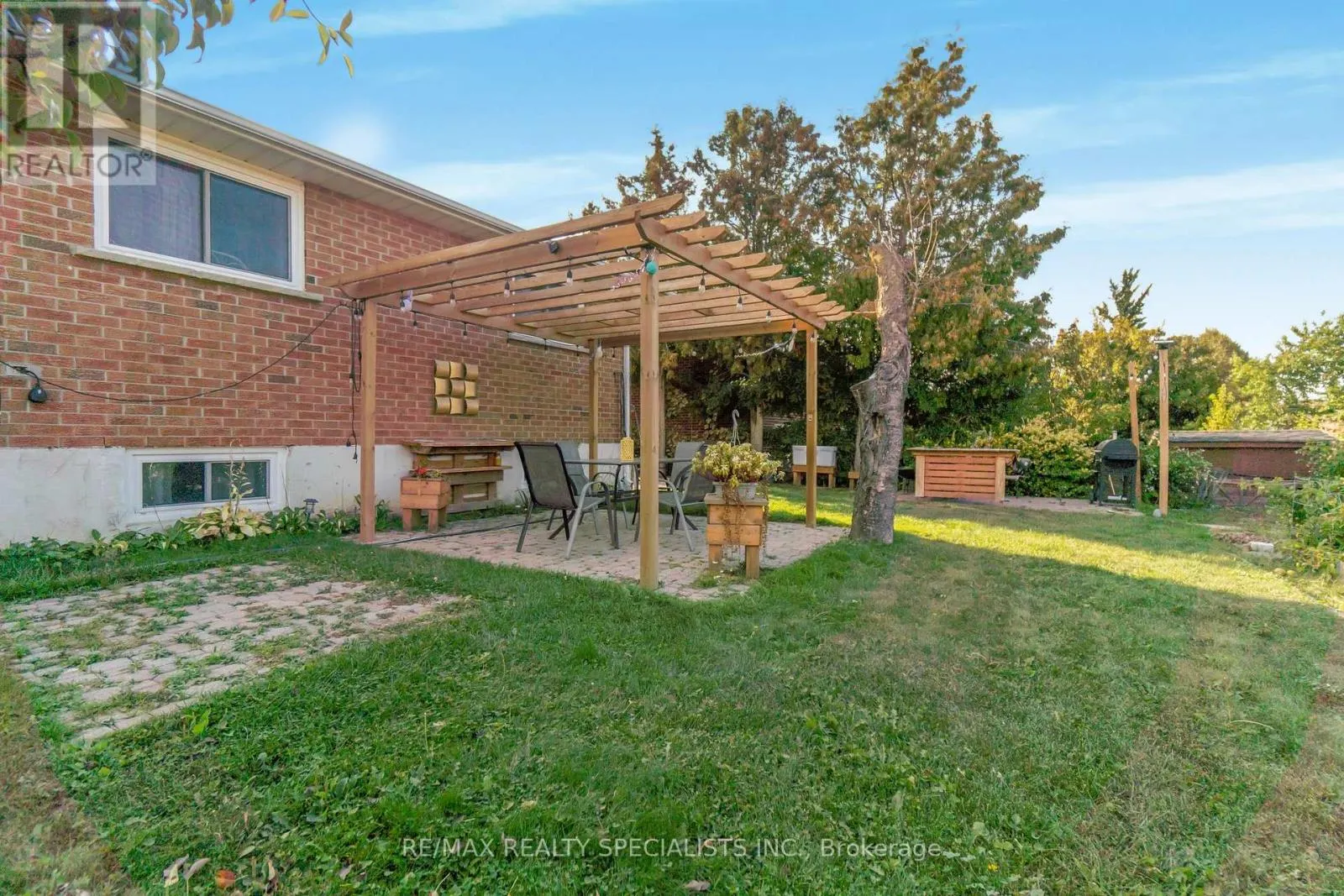 8 MALCOLM CRESCENT