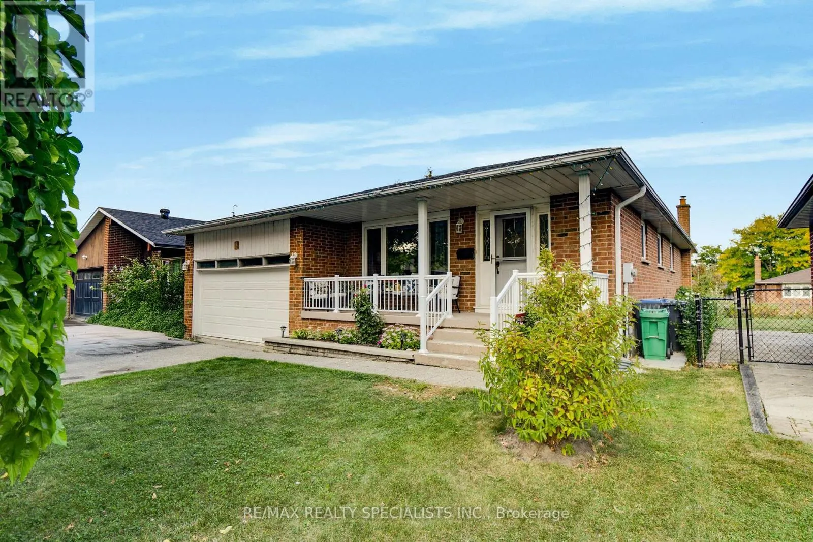 8 MALCOLM CRESCENT