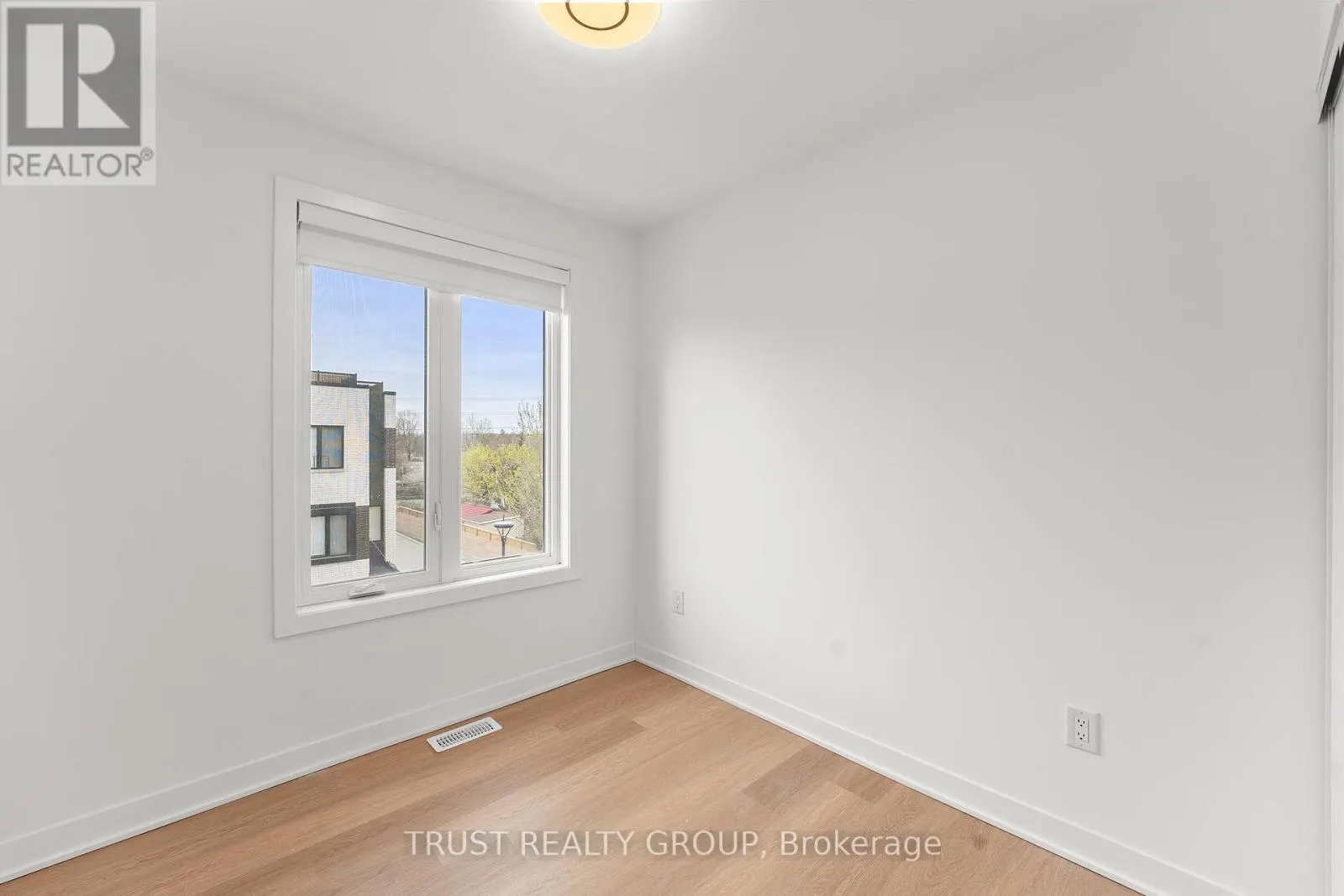 TH15 - 10 ED CLARK ROAD