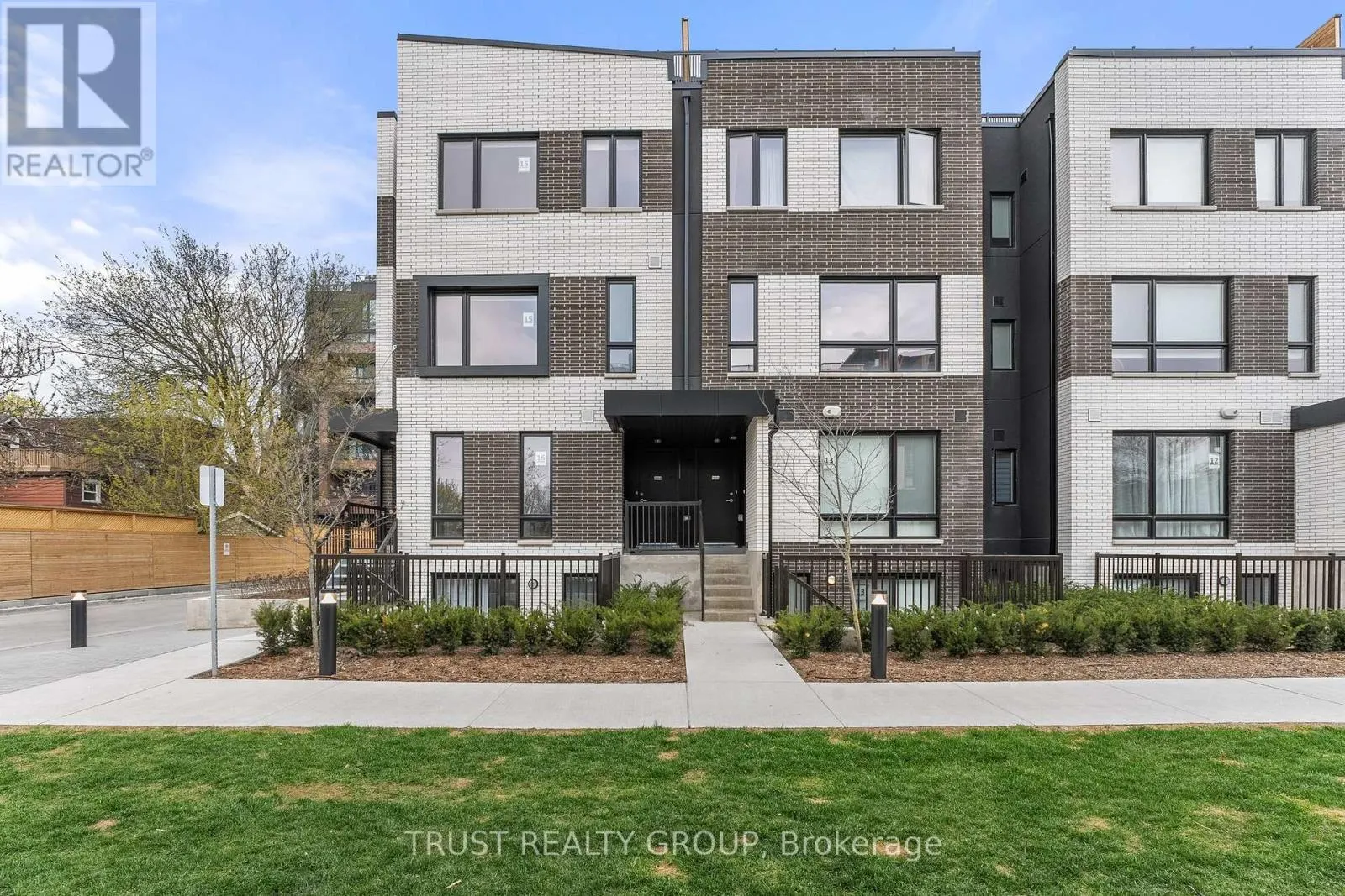 TH15 - 10 ED CLARK ROAD
