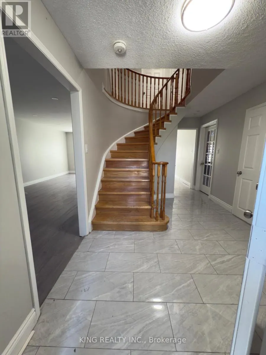 7 CLYDESDALE CIRCLE
