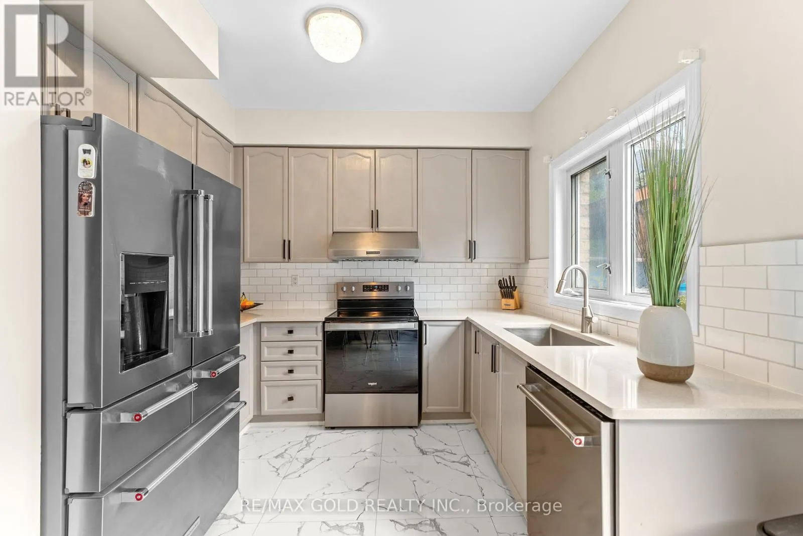 6 - 61 NELSON STREET W