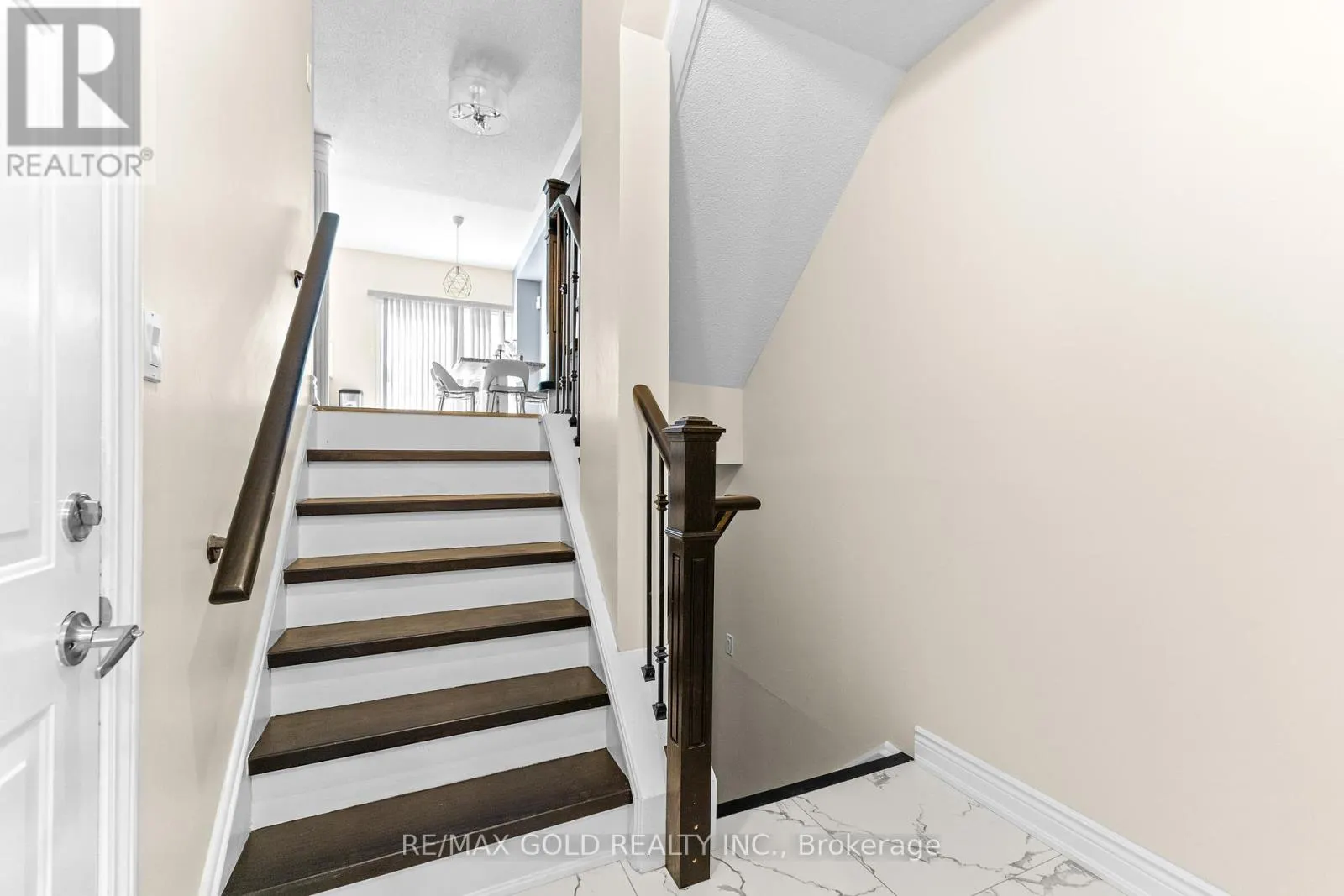 6 - 61 NELSON STREET W